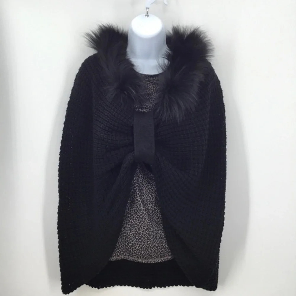 Tempo Paris Women’s Cape with Faux Fur